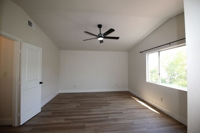 Building Photo - 9405 Salinger St