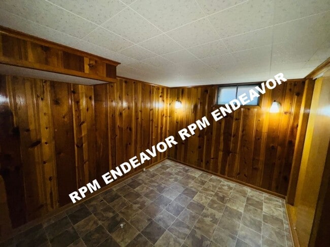 Building Photo - 3 Bed 1.5 Bath. Move in Ready! Deposit Fre...