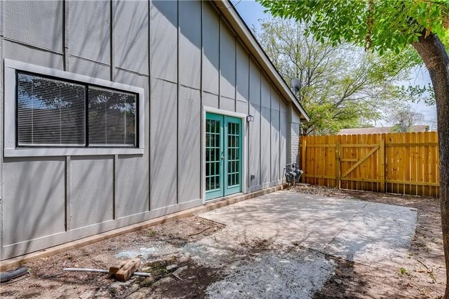 Building Photo - 102 Nicole Cove