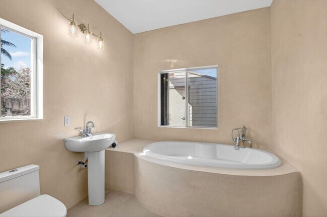 Building Photo - 467 NE 31st St