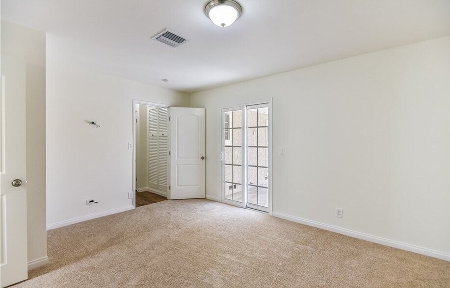 Building Photo - 6434 Densmore Ave