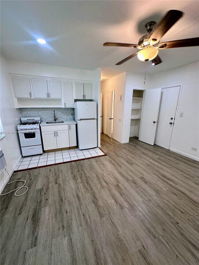 Building Photo - 9064 Collins Ave