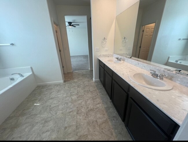 Building Photo - Stunning 3 bedroom, 3 bathroom home located in Visalia, CA.