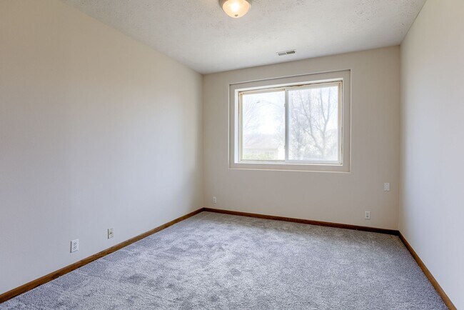 Building Photo - Spacious 3 Bedroom Gem In Southwest Omaha!!