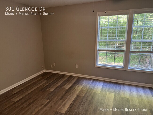 Building Photo - 301 Glencoe Dr