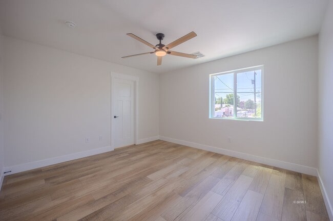 Building Photo - 818 W 7th St