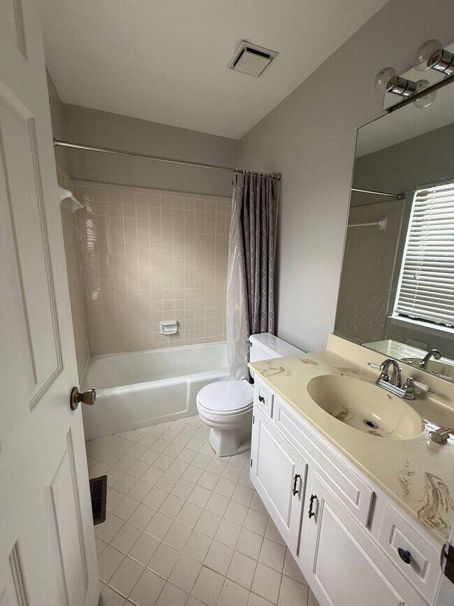 Building Photo - Beautifully Updated Brentwood Pointe Townhome