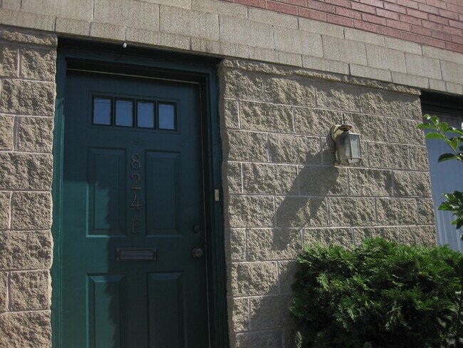 Primary Photo - 824 S Leavitt St