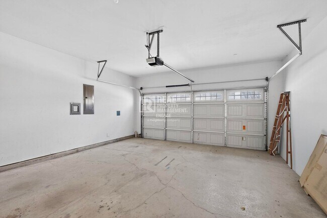 Building Photo - Modern Plano Townhome in Frisco ISD Available for Rent