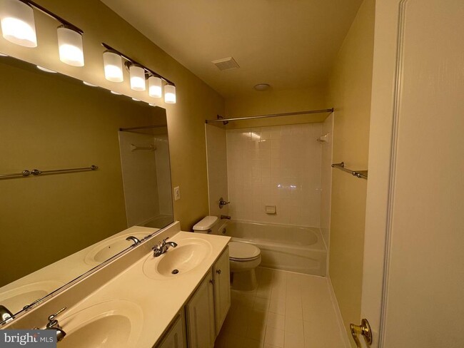 Building Photo - 21330 Meadow Field Ct
