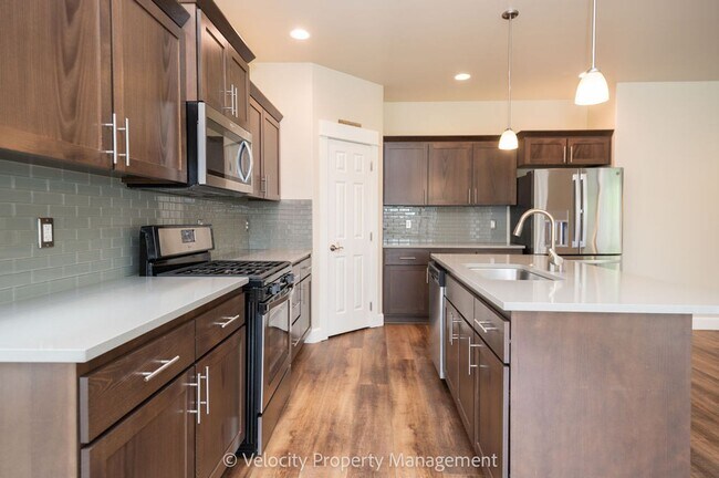 Building Photo - Beautiful NE Bend Home with Community Pool...