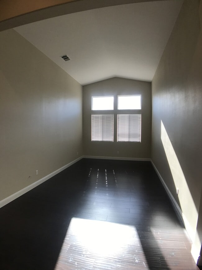 Building Photo - Gorgeous NW Home 4 Bed/3 Bath $2,800 Depos...