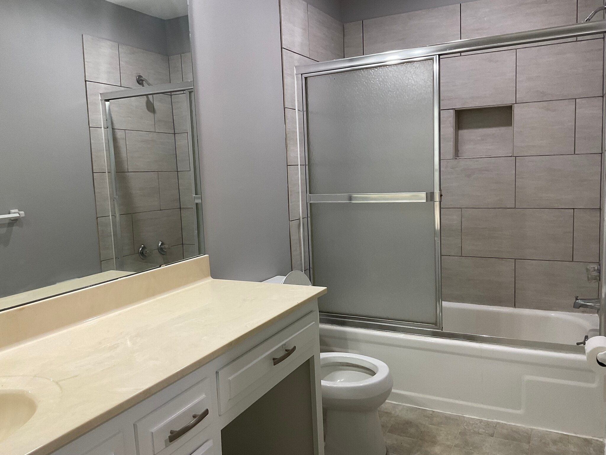 Full bathroom - 12743 W 110th Ter