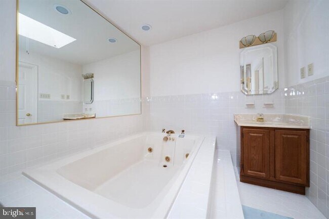 Building Photo - 253 Peoples Way