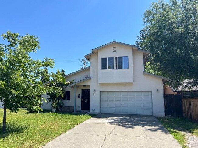 Building Photo - Large 2-Story Home Close to Downtown