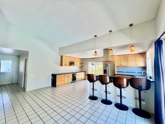 Building Photo - AVAILABLE NOW! 3 Bedroom 2 Bathroom POOL H...