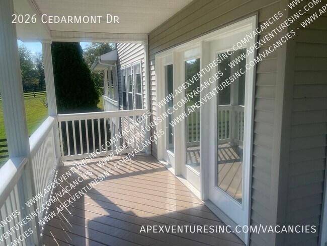 Building Photo - 2026 Cedarmont Dr