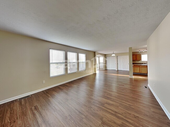 Building Photo - 10204 Meadow Glen Dr