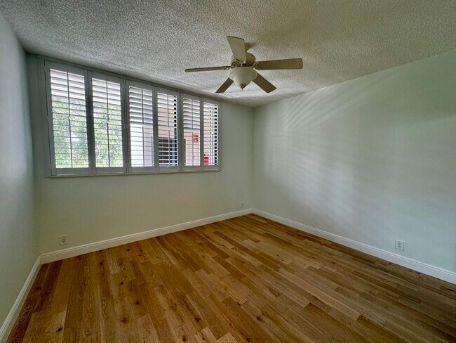 Building Photo - 11370 12 Oaks Way