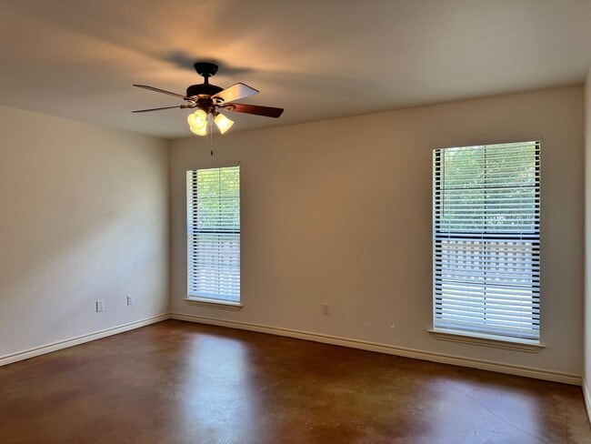 Building Photo - 13343-13343 Country Meadow Ln