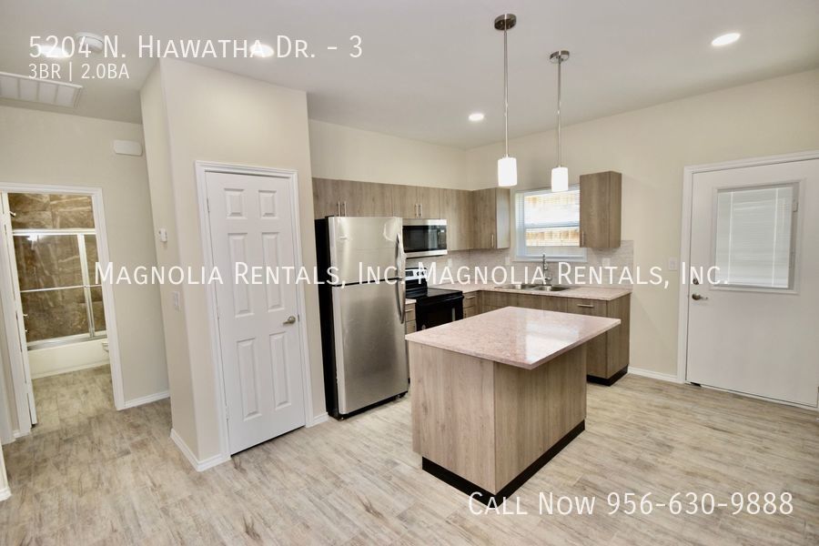 Building Photo - 5204 N Hiawatha Dr