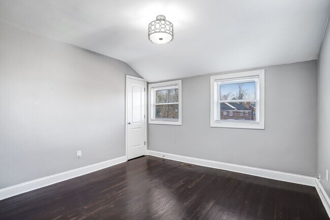 Building Photo - Bright and Beautiful Benning Ridge Abode
