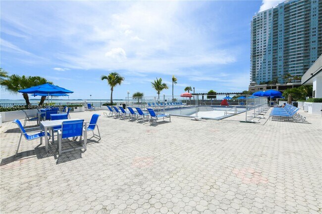Building Photo - 801 Brickell Bay Dr