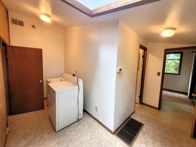 Building Photo - Cabin Style Home, 2 Bedroom - Bellingham, Toledo St