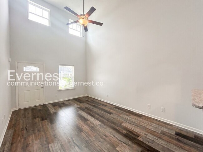 Building Photo - 3 Bed/3 Bath Townhome with Garage / Available Now!