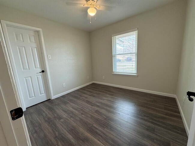 Building Photo - 2006 Ash St