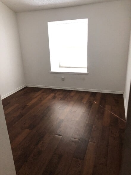 Building Photo - 526 Oakridge Dr