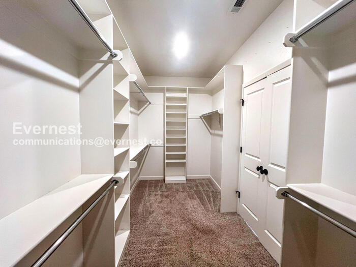 Building Photo - 613 Creekside Cove