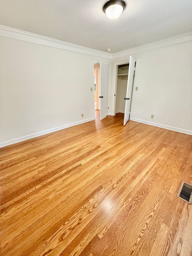 Building Photo - HUGE 4 Bedroom 2.5 Bath Donelson Ranch Cha...