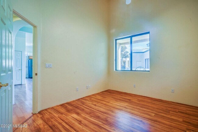 Building Photo - 2421 W Via Di Silvio