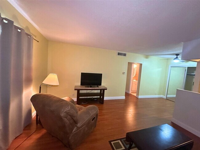 Building Photo - 2171 NE 66th St