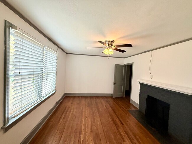 Building Photo - 3BR Normaltown Charmer