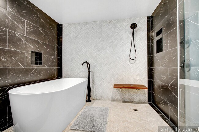 Interior Photo - 8430 De Longpre