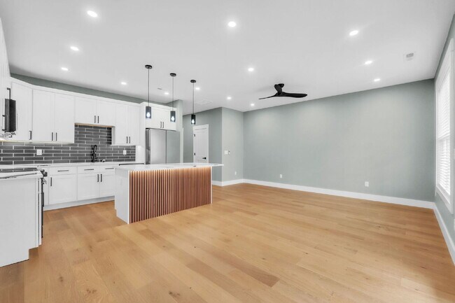 Building Photo - Updated 3-Bedroom, 2.5-Bathroom Townhome Gem in Landrum