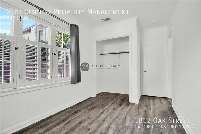 Building Photo - 1812 Oak St