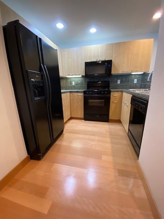 Building Photo - Charming 1 bdrm 1 bath Condo in Downtown Vancouver