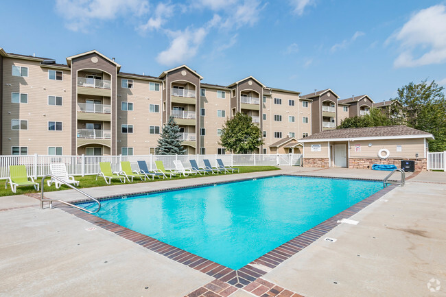 Outdoor Pool - Stonehedge Apartments