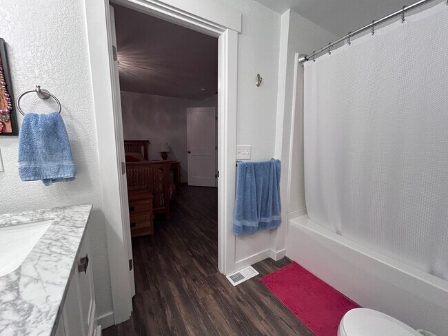 Building Photo - 3 Bedroom 2 Bath home in south Bellingham with a 2-car garage