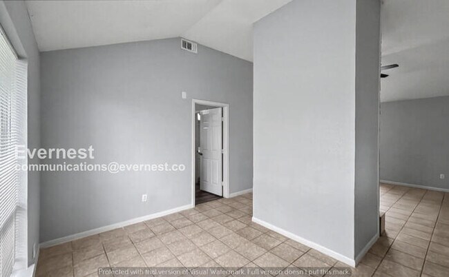 Building Photo - 3 Bed, 2 Bath Home with Fenced Yard & Garage / Pet-Friendly / Available Now!