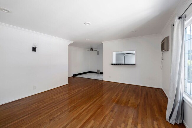 Building Photo - 1008 N Stanley Ave