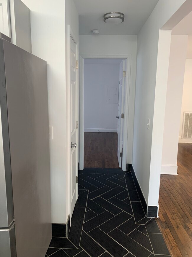 Building Photo - 1401 Villa Pl