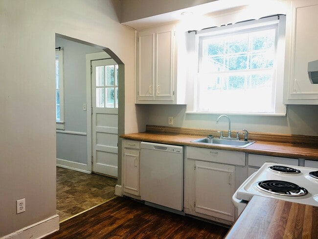 Building Photo - Beautiful 4 bedroom 2 bathroom home in Lagrange! Must see!