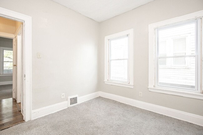 Building Photo - 5 BED 2 BATH BEAUTIFUL SINGLE FAMILY HOME ...