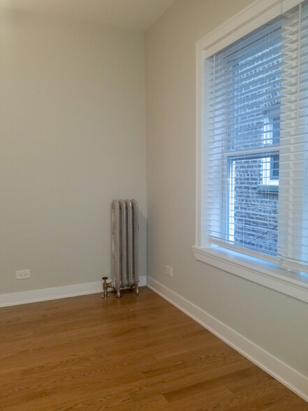 Building Photo - 4837 N Wolcott Ave