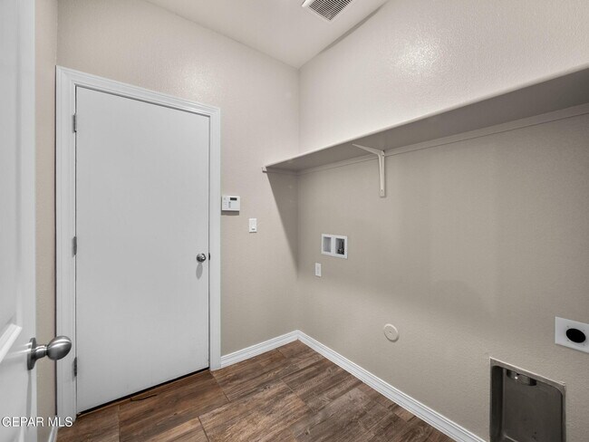 Building Photo - 5916 Hidden Acres Dr