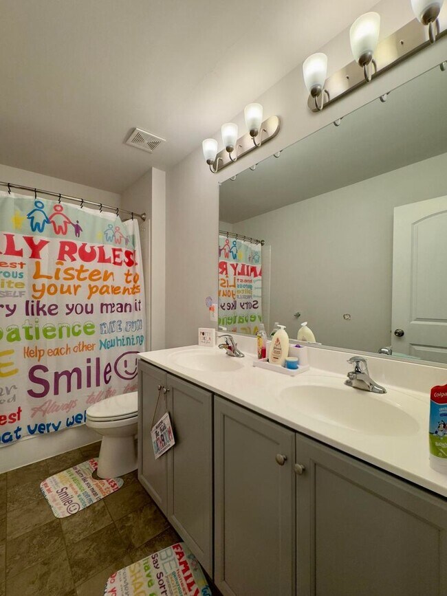 Building Photo - Charming 4 Bedroom/3.5 Bathroom in New WIn...